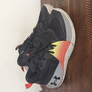 Under armour sneakers, size 7Y. Slight wear.